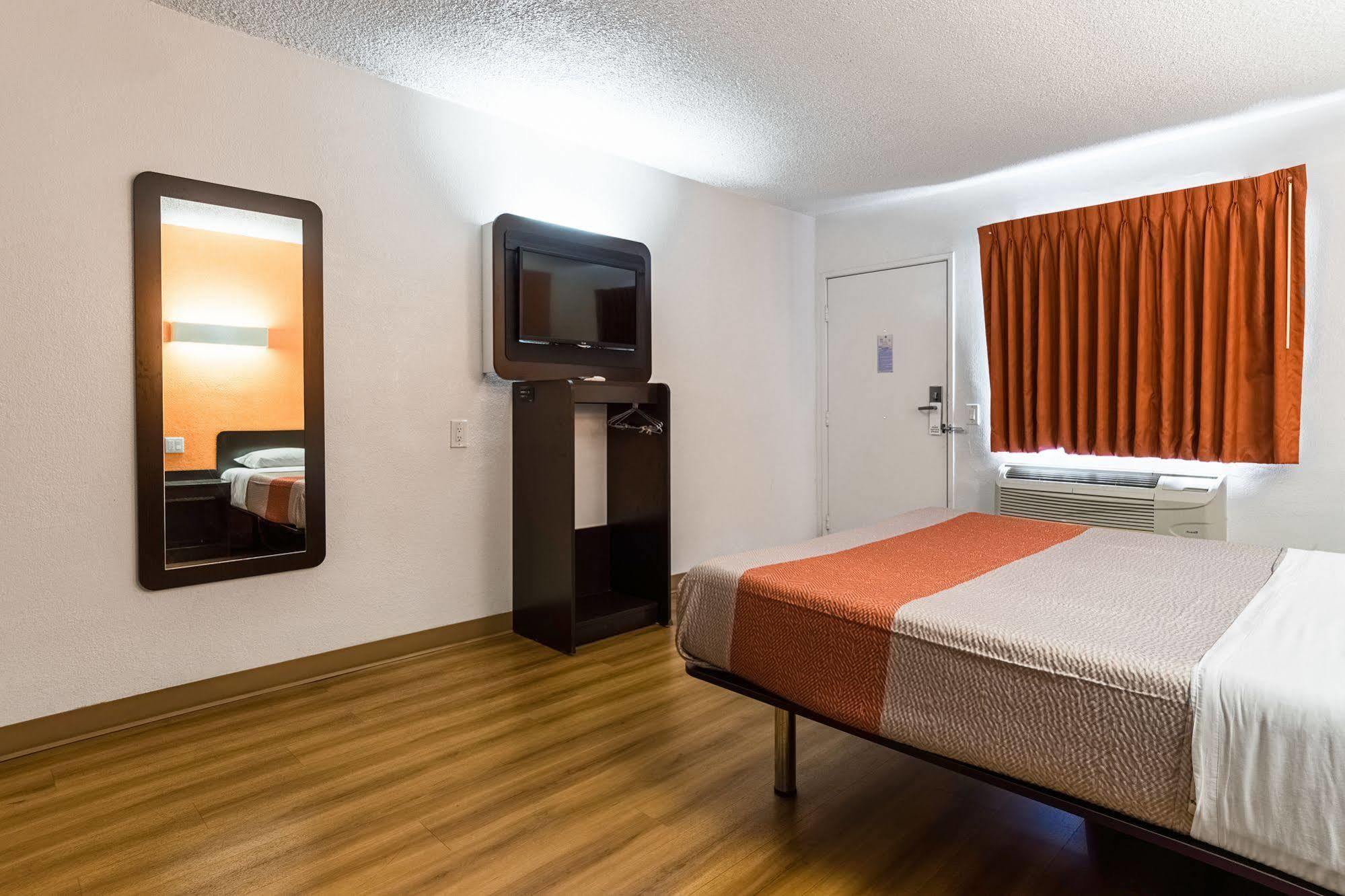 Hotel 6-anaheim, Ca - Buena Park 2*