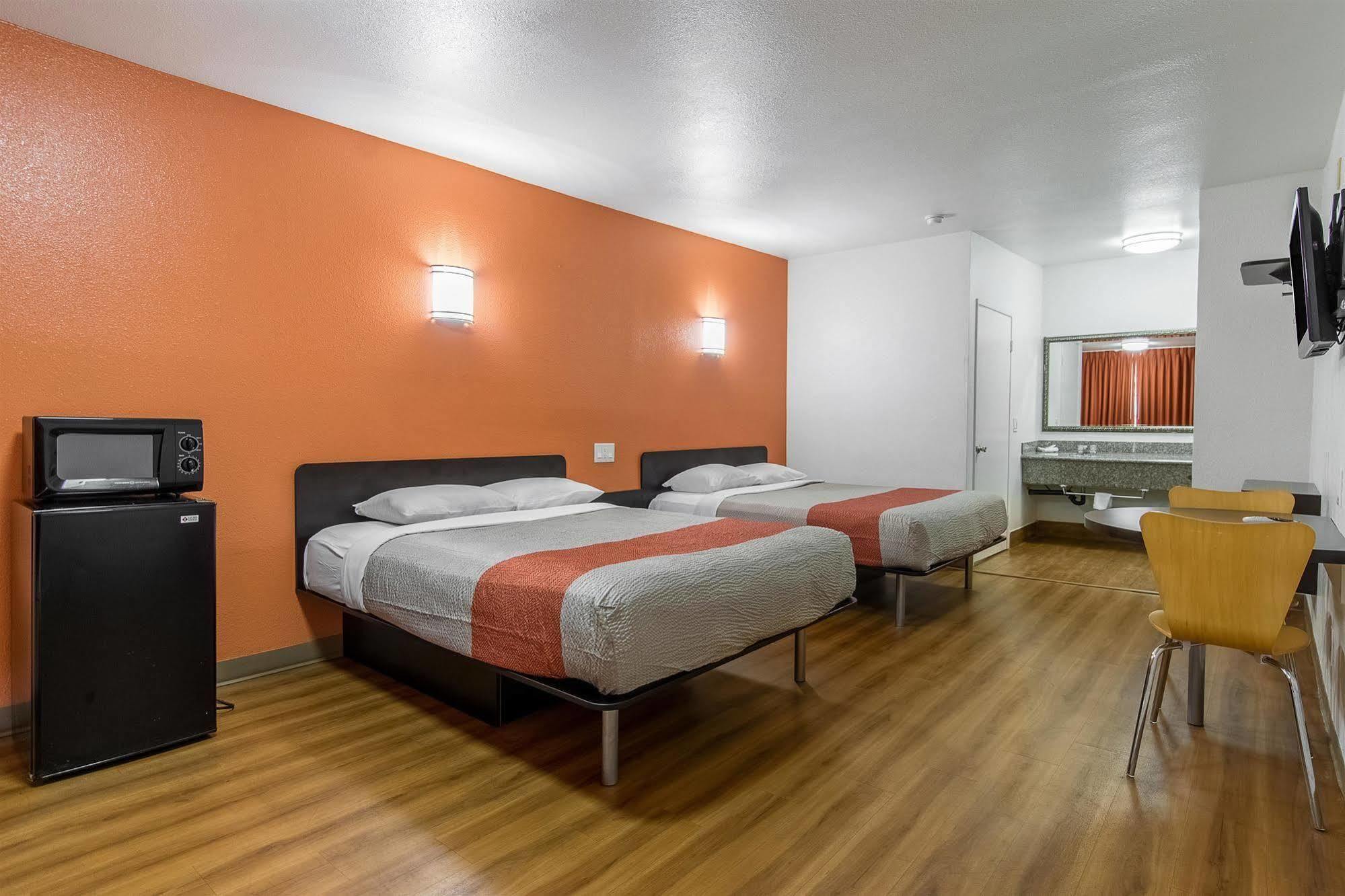 Hotel 6-anaheim, Ca - Buena Park Anaheim